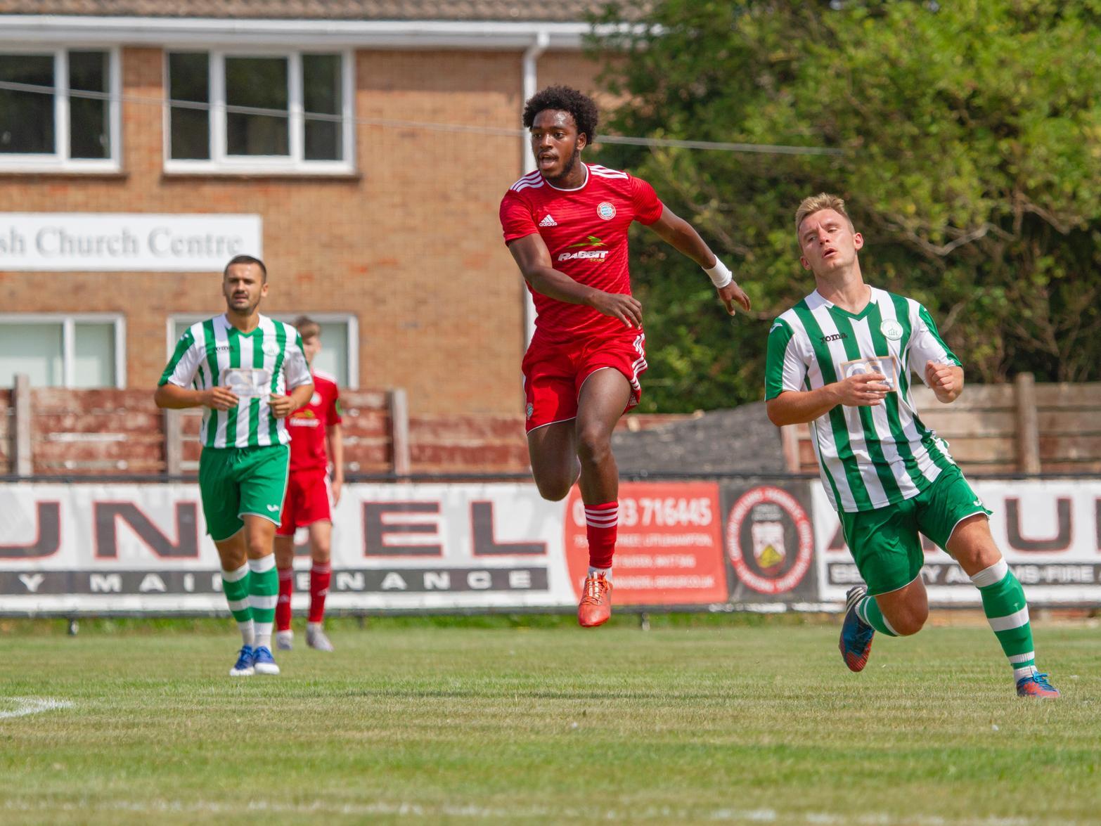 Chichester City take on Worthing / Picture: Neil Holmes