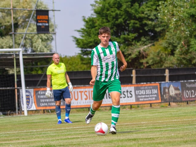 Chichester City take on Worthing / Picture: Neil Holmes