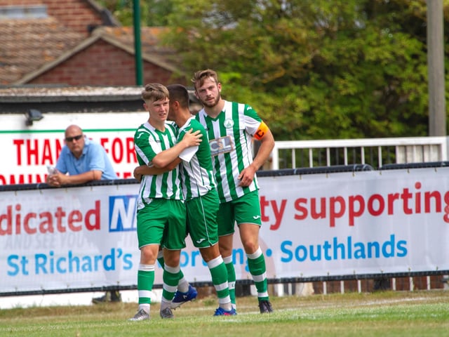 Chichester City take on Worthing / Picture: Neil Holmes