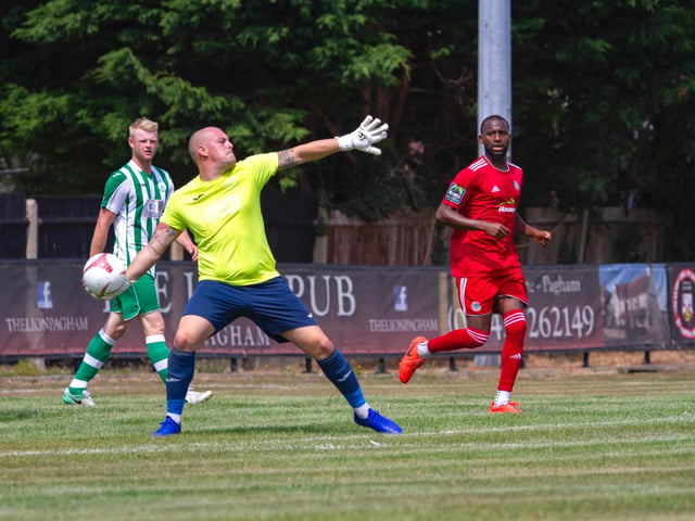 Chichester City take on Worthing / Picture: Neil Holmes