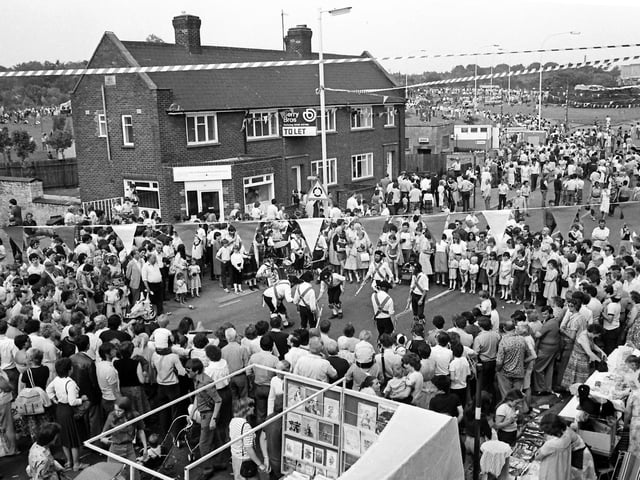 Crowds gather in The Jamb