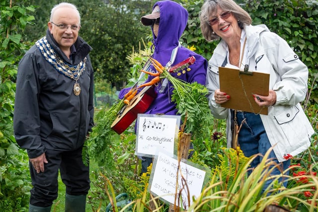 Kenilworth mayor Richard Dickson judges the scarecrows at Odibourne and Spring Lane Allotments.