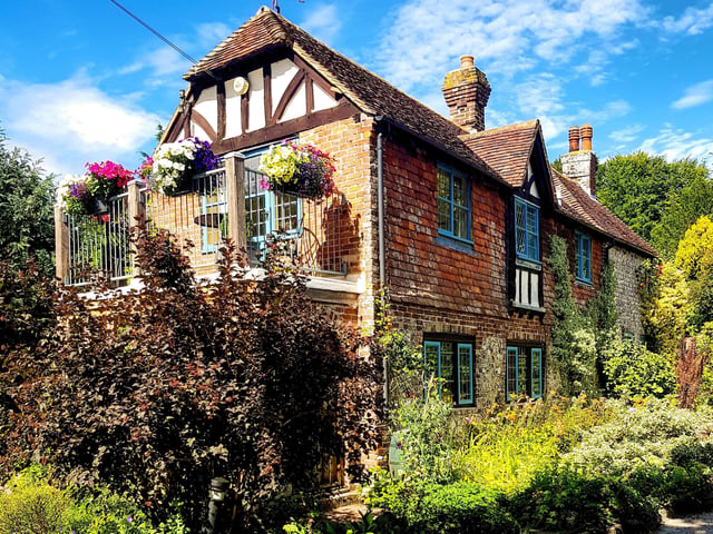 Danny Evans snapped Exceat Cottage, Friston, in the summer sun with a Canon 500d. SUS-200826-121822001