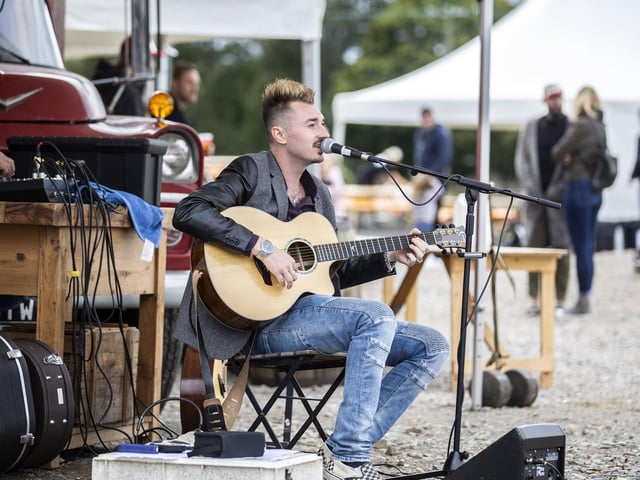 Tom Dibb serenades the crowds at Smoke Street