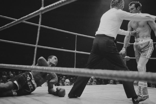 Alan Minter during a fight against American boxer Doug Demmings (1951 - 2002), Wembley, 23rd October 1979. (Photo by Colin Davey/Evening Standard/Hulton Archive/Getty Images)