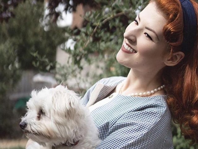 Jessica Kellgren-Fozard is a deaf and disabled activist with an audience of 241k, covering a range of topics on Youtube such as LGBTQ issues to travel and education. (@jessicaoutofthecloset)