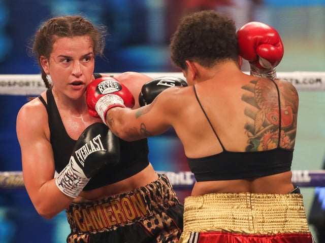 Chantelle Cameron battles with Adriana Araujo