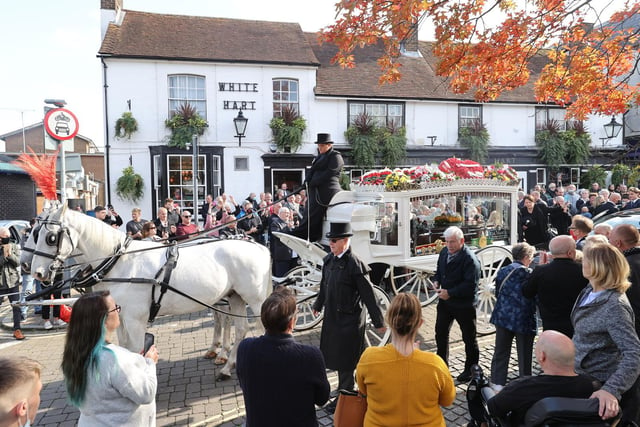 A horse drawn carriage took former World Champion boxer Alan Minter through Crawley High Street, stopping at the White Hart pub.