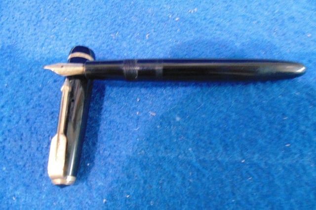 No The tower fountain pen, mottled brown 14k gold nib. Estimate £15-£20