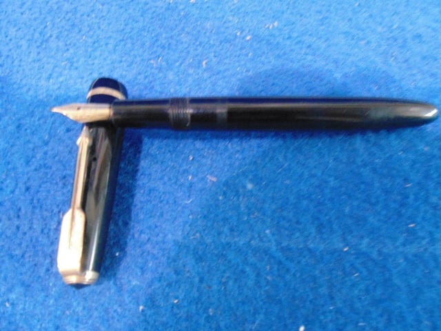 No The tower fountain pen, mottled brown 14k gold nib. Estimate £15-£20