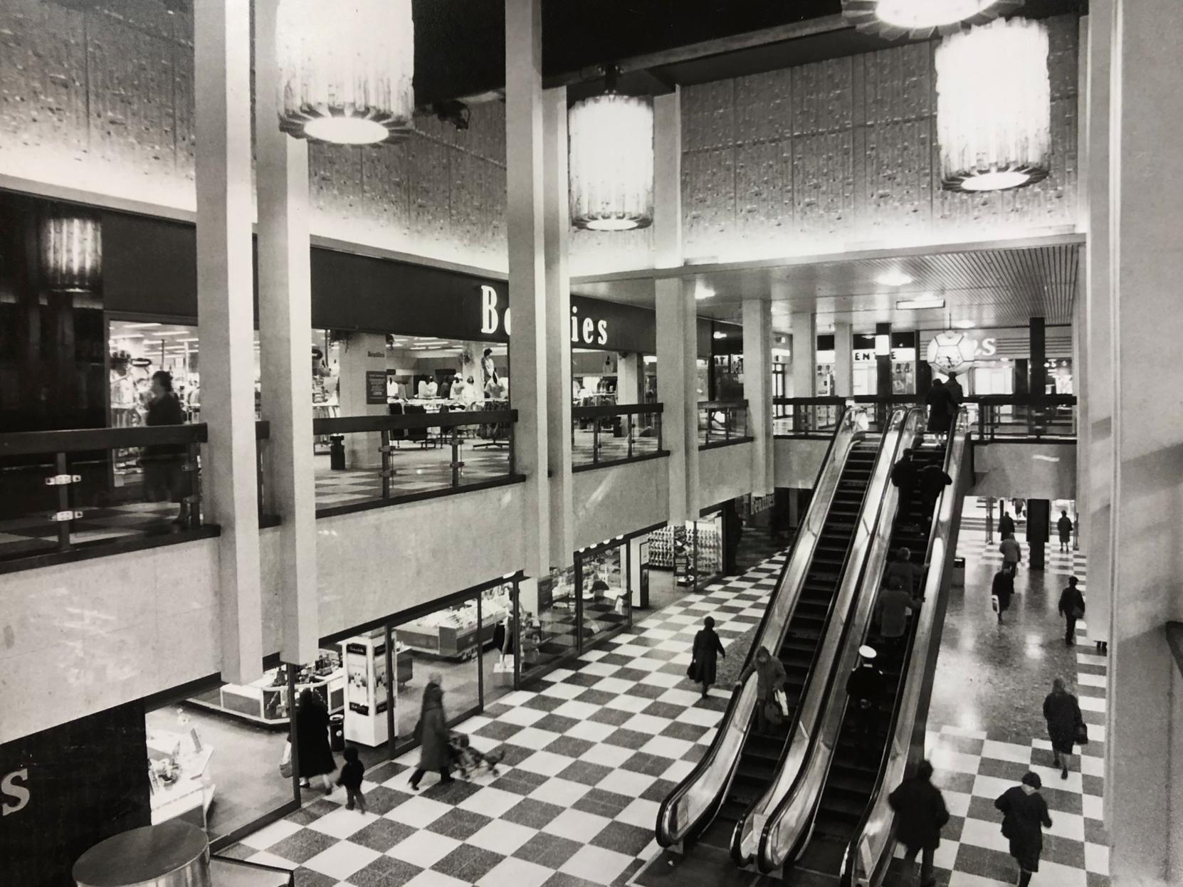 Do you remember the Grosvenor Centre chandeliers? ©️ Chronicle & Echo