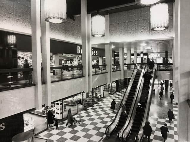 Do you remember the Grosvenor Centre chandeliers? ©️ Chronicle & Echo