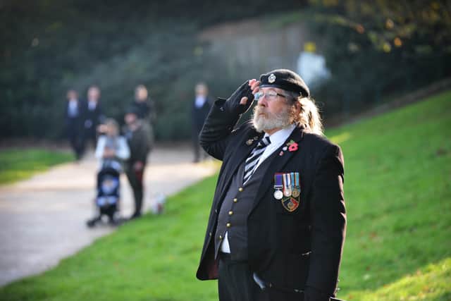 Remembrance Sunday at the war memorial in Alexandra Park, Hastings. 8/11/20. SUS-200811-125311001