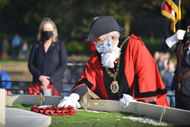 Remembrance Sunday at the war memorial in Alexandra Park, Hastings. 8/11/20.

Mayor Nigel Sinden SUS-200811-125350001