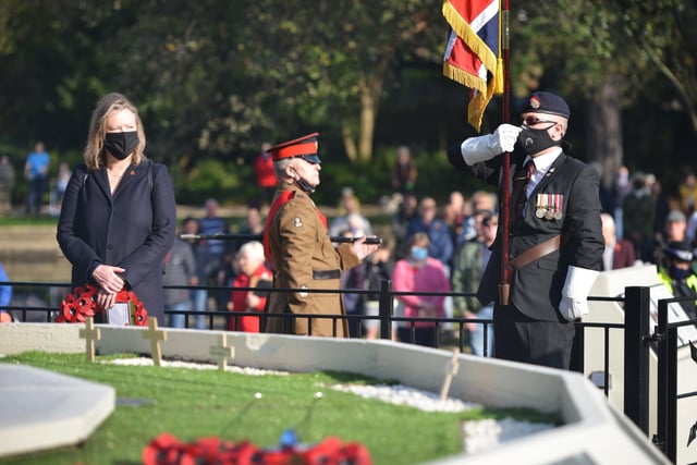 Remembrance Sunday at the war memorial in Alexandra Park, Hastings. 8/11/20. SUS-200811-125337001