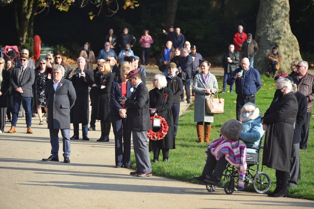 Remembrance Sunday at the war memorial in Alexandra Park, Hastings. 8/11/20. SUS-200811-125257001