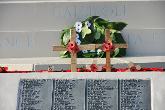 Remembrance Sunday at the war memorial in Alexandra Park, Hastings. 8/11/20. SUS-200811-125547001