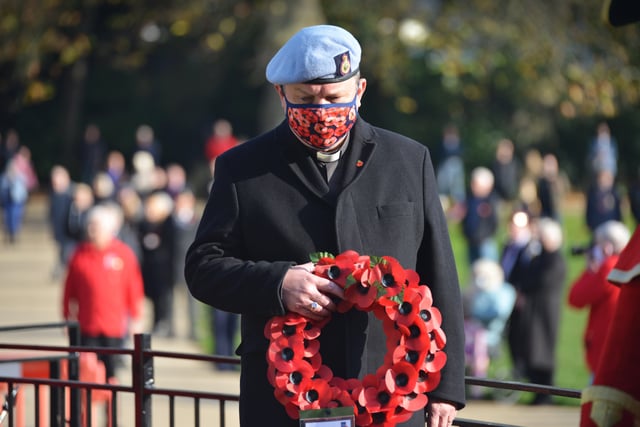 Remembrance Sunday at the war memorial in Alexandra Park, Hastings. 8/11/20. SUS-200811-125244001