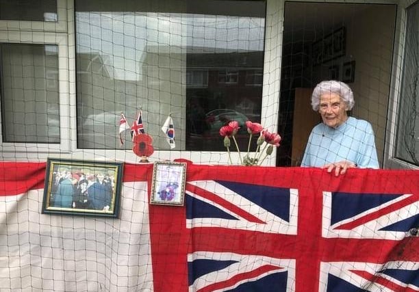 Florence Woodham from Eastbourne, who is 94 this month, created her own tribute to our fallen heroes on Remembrance Sunday. Picture by Emma Lyden. SUS-200911-103529001