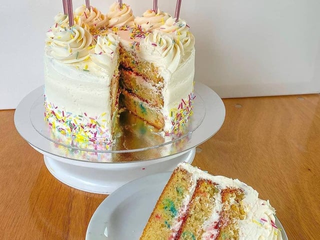 If you’re a vegan, Flo’s Kitchen is perfect for you! They bake cakes, sweet treats and even provide a variety of savoury foods. They offer delivery services in Northampton.