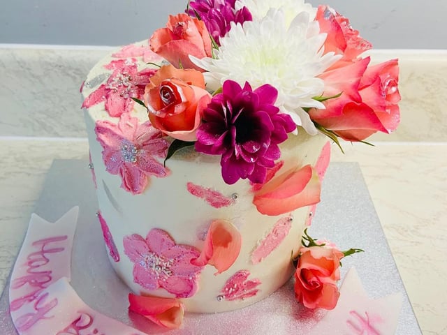 Cheylene at Whipped Cakes in Northampton offers delivery across Northamptonshire, Leicestershire and West Midlands. Collection is also available.
