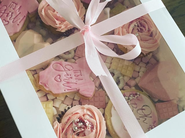 Based in Northampton, Roseberry Cakes makes cakes, cookie pizzas, cake pops and puts together a range of treat boxes. They deliver across Northamptonshire and offer postal for brownies and cookie slabs.