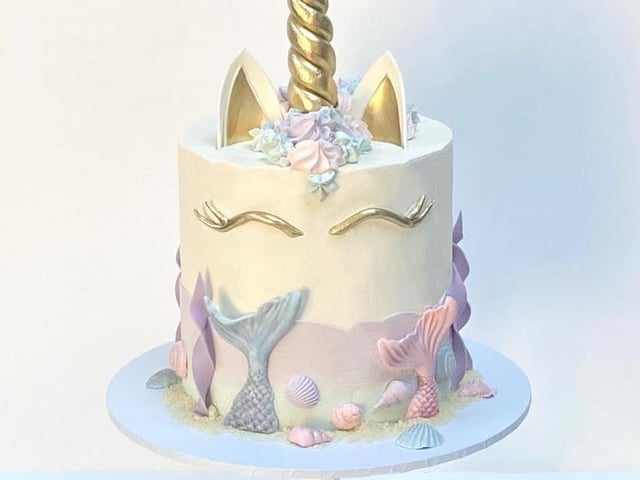 The Greenhouse Cakery offers collection in Northamptonshire and delivers within ten miles.