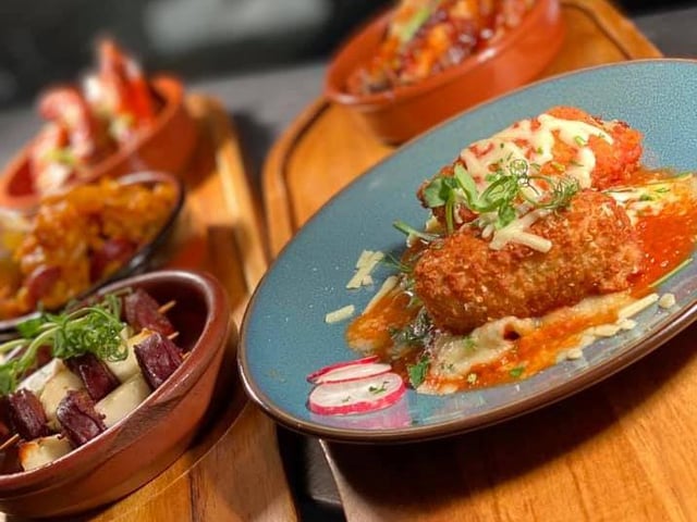 The R Inn Bar and Grill is a tapas restaurant in Desborough and is part of the Kettering Ritz complex. They offer a collection and delivery service.