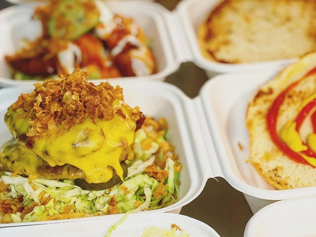 Pinch My Bun is a restaurant based on Cheyne Walk in Northampton that offers a range of delicious burgers, pizza and street food. They offer a takeaway service.
