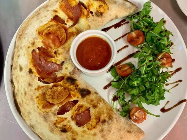Salvatore’s is an Italian restaurant based in Finedon, Wellingborough that offers a takeaway service.