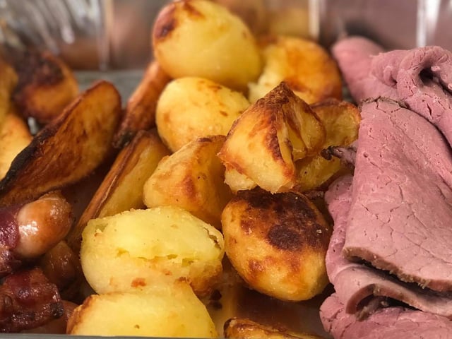 Located in Burton Latimer, The Olde Victoria is a traditional pub and restaurant whose takeaway Sunday dinners have proven to be very popular with residents!