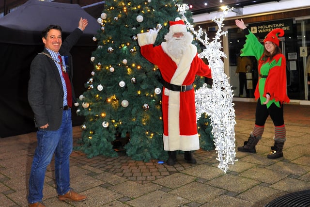 Alastair McPherson (Haywards Heath Town Mayor) turns on the lights. The Orchards Christmas lights, Haywards Heath. Pic Steve Robards SR2011271 SUS-201128-102142001