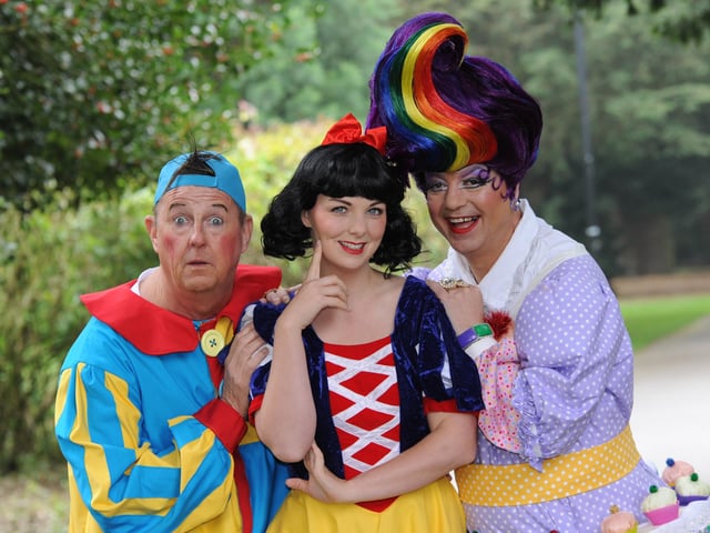 2017 Snow WhiteCast: Kevin Kennedy as Muddles, Mitch Hewer as Prince Florizelle, Victoria Jane as Snow White, Britt Lenting as Queen Sovania, Zach Vanderfelt as Dame Betty BonBon, Peter McCrohon as Ivan the Terrible, and George Dee as the Footman.