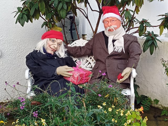 Karen Elliott sent in this photo of a Christmas couple made by her mum, 85, to cheer up passersby. SUS-201215-104917001