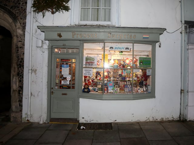 Photography of Christmas shop windows in Chichester, West Sussex, UK.
Photograph by Sam Stephenson, 07880 703135, www.samstephenson.co.uk, @sspjpg. SUS-201215-141447001