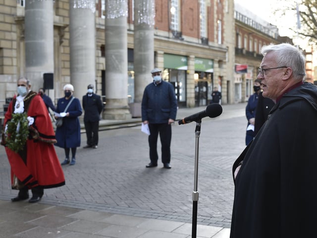 Christmas Civic wreath laying ceremony at the Bridge Street war memorial. Revd Canon Ian Black taking the service. EMN-201217-144139009