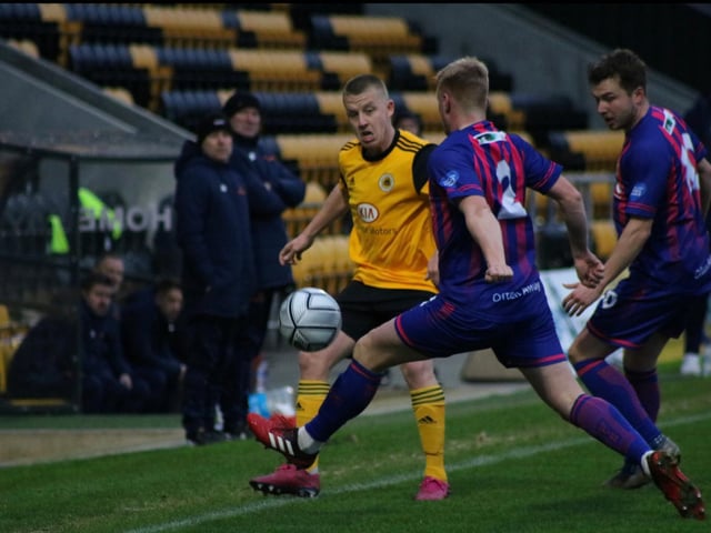 Terry Hawkridge looks to get down the line. Photo: Oliver Atkin