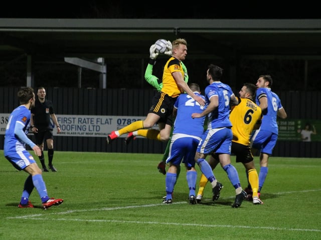 Adam Collin nips in before Jordan Burrow. Photo: Oliver Atkin