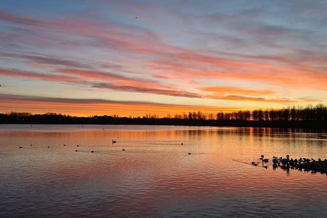 John Pankhurst has pictured Willen Lake looking breathtakingly beautiful with setting sunbeams rich in colour.