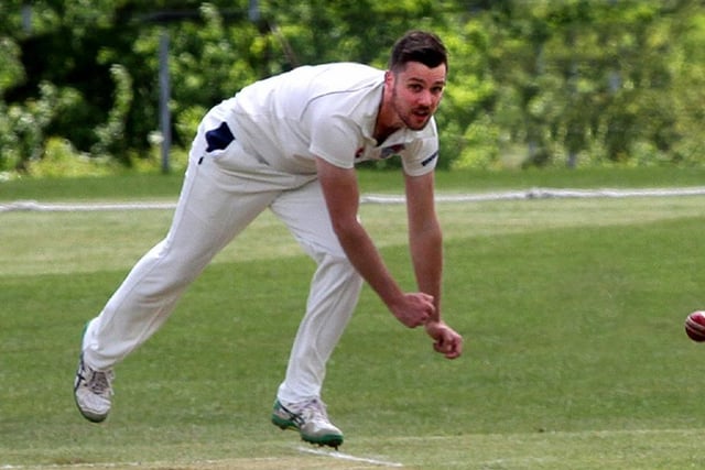 Matt Reed bowling for Uckfield / Pic by Ron Hill