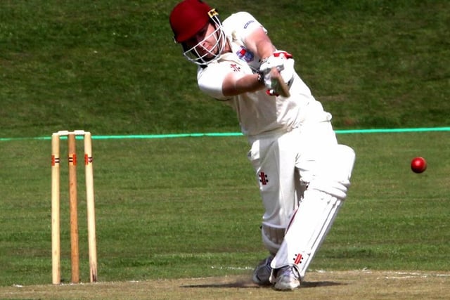 Dave Tungate batting for Hellingly / Pic by Ron Hill