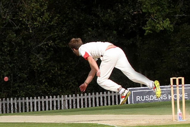 Jamie Bird bowling for Mayfield  / Pic by Ron Hill