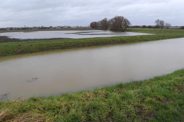 High river levels and flooded field at North Kyme. EMN-210120-174538001