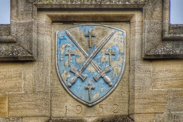 The coat of arms on the cathedral gateway.