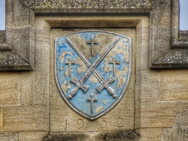 The coat of arms on the cathedral gateway.