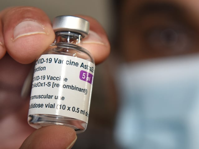 Ticehurst Pharmacy administering the Covid-19 vaccine (Oxford AstraZeneca) at Ticehurst Village Hall. Pic Justin Lycett.
Oxford AstraZeneca vaccine SUS-210121-131617001