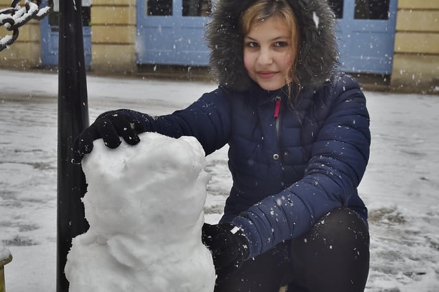 Alina Constantin making a snowman in the city centre by PT photographer David Lowndes.