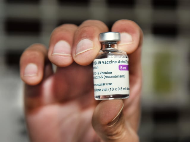 Ticehurst Pharmacy administering the Covid-19 vaccine (Oxford AstraZeneca) at Ticehurst Village Hall. Pic Justin Lycett.
Oxford AstraZeneca vaccine SUS-210121-131604001