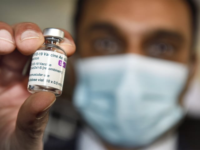 Ticehurst Pharmacy administering the Covid-19 vaccine (Oxford AstraZeneca) at Ticehurst Village Hall. Pic Justin Lycett.
Oxford AstraZeneca vaccine SUS-210121-131132001
