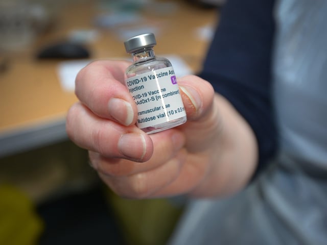 Ticehurst Pharmacy administering the Covid-19 vaccine (Oxford AstraZeneca) at Ticehurst Village Hall. Pic Justin Lycett.
Oxford AstraZeneca vaccine SUS-210121-131238001